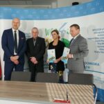 21.04.2023. Kielce. WFOŚiGW. Podpisanie umowy na termomodernizację budynku wspólnoty „Zacisze” w Bałtowie. Na zdjęciu (od lewej): Grzegorz Socha - zastępca prezesa WFOŚiGW w Kielcach, Wojciech Pytlak - członek zarządu wspólnoty mieszkaniowej „Zacisze”, Agnieszka Pyrkowska-Cielebąg - członek zarządu wspólnoty mieszkaniowej „Zacisze”, Ryszard Gliwiński - prezes WFOŚiGW / Fot. Marcin Marszałek – Radio Kielce