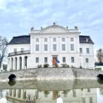 Pałac w Kurozwękach odzyskał wygląd sprzed wojny - Radio Kielce Pałac w Kurozwękach odzyskał wygląd sprzed wojny