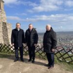 05.04.2023. Chęciny. Wizyta Piotra Glińskiego, wicepremiera i ministra kultury i dziedzictwa narodowego. Na zdjęciu (od lewej): Robert Jaworski - burmistrz Chęcin, Piotr Gliński - wicepremier i minister kultury i dziedzictwa narodowego, poseł Krzysztof Lipiec / Fot. Michał Kita - Radio Kielce