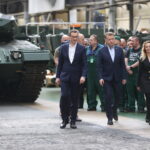 26.04.2023. Gliwice. Zakłady Mechaniczne "Bumar-Łabędy" S.A. Na zdjęciu )od lewej); premier Mateusz Morawiecki, wicepremier Mariusz Błaszczak. / Fot. Łukasz Gągulski - PAP