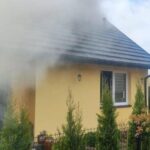 Pożar domu mieszkalnego. W akcji 24 strażaków - Radio Kielce Pożar domu mieszkalnego. W akcji 24 strażaków