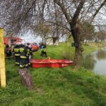 Auto wjechało do wody. W środku nieprzytomny mężczyzna