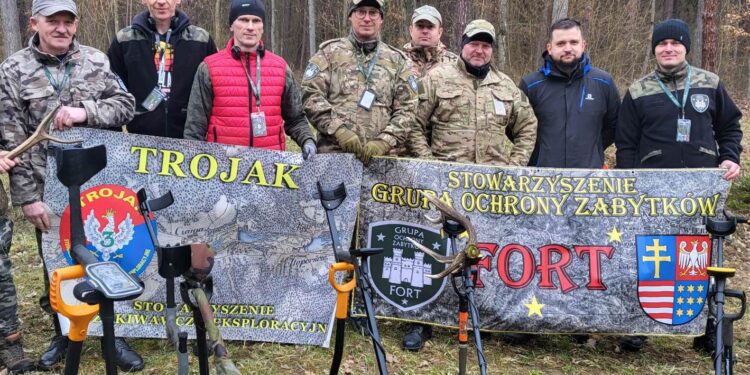 Grupa Trojak ze Stąporkowa i Grupa Ochrony Zabytków Fort ze Starachowic / źródło: Grupa Ochrony Zabytków Fort - Facebook