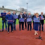 19.04.2023. Busko-Zdrój. Podsumowanie inwestycji sportowe powiatu buskiego. Na zdjęciu (przy mikrofonie): Anna Krupka - wiceminister sportu i turystyki / Fot. Anna Krupka - Facebook