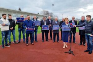 19.04.2023. Busko-Zdrój. Podsumowanie inwestycji sportowe powiatu buskiego. Na zdjęciu (przy mikrofonie): Anna Krupka - wiceminister sportu i turystyki / Fot. Anna Krupka - Facebook