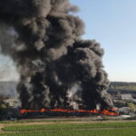 Ponad 200 strażaków walczy z pożarem składowiska opon [ZDJĘCIA]