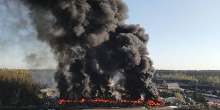 Ponad 200 strażaków walczy z pożarem składowiska opon [ZDJĘCIA]