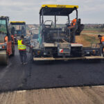 Na obwodnicy zaczęli układać asfalt