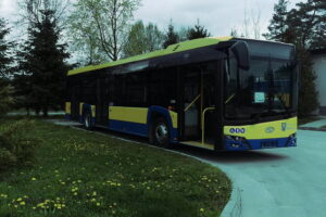 24.04.2023. Pińczów. Dwa fabrycznie nowe autobusy miejskie „Solaris” dojechały do Pińczowa. / Fot. UMiG Pińczów