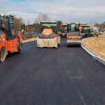 Na obwodnicy zaczęli układać asfalt