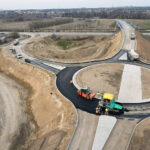 Na obwodnicy zaczęli układać asfalt