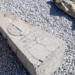 29.04.2023. Skalbmierzu. Lapidarium - miejsce, w którym prezentowane są ocalone elementy mocno zniszczonych, ale cennych rzeźb, pomników, których nie da się odtworzyć w całości / Fot. UMiG Skalbmierz