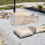 29.04.2023. Skalbmierzu. Lapidarium - miejsce, w którym prezentowane są ocalone elementy mocno zniszczonych, ale cennych rzeźb, pomników, których nie da się odtworzyć w całości / Fot. UMiG Skalbmierz