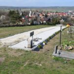 29.04.2023. Skalbmierzu. Lapidarium - miejsce, w którym prezentowane są ocalone elementy mocno zniszczonych, ale cennych rzeźb, pomników, których nie da się odtworzyć w całości / Fot. UMiG Skalbmierz