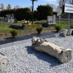 29.04.2023. Skalbmierzu. Lapidarium - miejsce, w którym prezentowane są ocalone elementy mocno zniszczonych, ale cennych rzeźb, pomników, których nie da się odtworzyć w całości / Fot. UMiG Skalbmierz