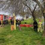 27.04.2023. Sieradowice. Auto wjechało do wody / Fot. policja