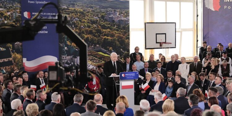 Prezes Prawa i Sprawiedliwości Jarosław Kaczyński w ramach akcji "Polska Jest Jedna" odwiedził Piekoszów. W spotkaniu z mieszkańcami uczestniczyli także świętokrzyscy parlamentarzyści.