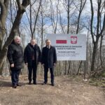 05.04.2023. Chęciny. Wizyta Piotra Glińskiego, wicepremiera i ministra kultury i dziedzictwa narodowego. Na zdjęciu (od lewej): poseł Krzysztof Lipiec, Piotr Gliński - wicepremier i minister kultury i dziedzictwa narodowego,Robert Jaworski - burmistrz Chęcin / Fot. Michał Kita - Radio Kielce