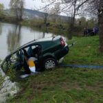 27.04.2023. Sieradowice. Auto wjechało do wody / Fot. policja