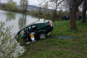 27.04.2023. Sieradowice. Auto wjechało do wody / Fot. policja