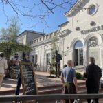 23.04.2023. Sandomierz. Galeria Sztuki Widnokrąg. Rzeźba Władysława Krawczyka, wieloletniego sprzedawcy pamiątek / Fot. Grażyna Szlęzak - Radio Kielce