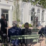 23.04.2023. Sandomierz. Galeria Sztuki Widnokrąg. Rzeźba Władysława Krawczyka, wieloletniego sprzedawcy pamiątek / Fot. Grażyna Szlęzak - Radio Kielce