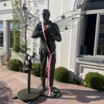 23.04.2023. Sandomierz. Galeria Sztuki Widnokrąg. Rzeźba Władysława Krawczyka, wieloletniego sprzedawcy pamiątek / Fot. Grażyna Szlęzak - Radio Kielce