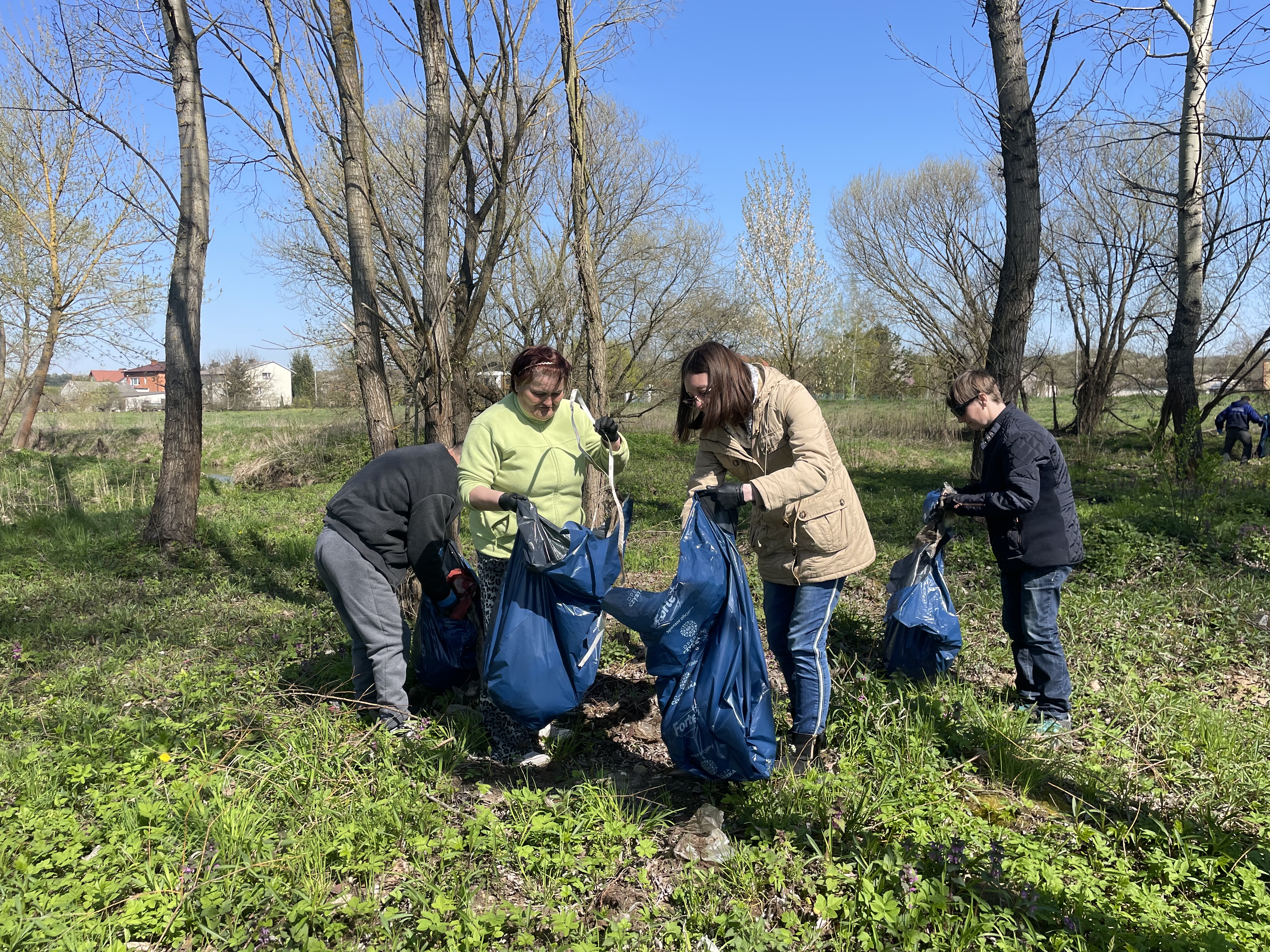 Posprzątali brzegi Koprzywianki. 25 worków śmieci