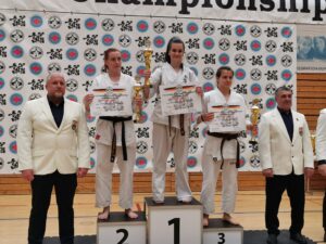 Na zdjęciu: Aleksandra Wysocka na 1 miejscu / Fot. Klub Karate Kyokushin „Chikara”
