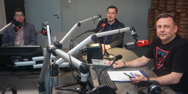 18.04.2023. Radio Kielce. Punkty Widzenia. Na zdjęciu (od lewej): Marcin Stępniewski - kielecki radny, Kamil Suchański - kielecki radny, Robert Szumielewicz - dziennikarz Radia Kielce. / Fot. Kamil Król - Radio Kielce