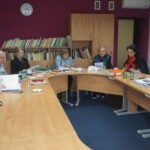 26.04.2023. Radio Kielce. Posiedzenie jurykonkursu dla twórców i artystów ludowych z regionu świętokrzyskiego „Jawor u źródeł kultury”. Na zdjęciu (od lewej): Katarzyna Korus – Muzeum Wsi Kieleckiej, dr Jerzy Szczyrba, dr Aneta Oborny – Muzeum Ludowych Instrumentów Muzycznych w Szydłowcu, Janina Skotnicka, redaktor Leszek Ślusarski – Radio Kielce, Magdalena Sitek – Radio Kielce, Janusz Knap – prezes Radia Kielce / Fot. Sebastian Kalwat - Radio Kielce