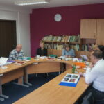 26.04.2023. Radio Kielce. Posiedzenie jurykonkursu dla twórców i artystów ludowych z regionu świętokrzyskiego „Jawor u źródeł kultury”. Na zdjęciu (od lewej): Katarzyna Korus – Muzeum Wsi Kieleckiej, dr Jerzy Szczyrba, dr Aneta Oborny – Muzeum Ludowych Instrumentów Muzycznych w Szydłowcu, Janina Skotnicka, redaktor Leszek Ślusarski – Radio Kielce, Magdalena Sitek – Radio Kielce, Janusz Knap – prezes Radia Kielce / Fot. Sebastian Kalwat - Radio Kielce