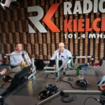 28.04.2023. Radio Kielce. Sportowa Debata Radia Kielce. Na zdjęciu (od lewej): Zbigniew Piątek – burmistrz Piekoszowa, były kolarz, Łukasz Dudała – prezes Cyclo Korony Kielce, Rafał Szymczyk – Radio Kielce, Kazimierz Stafiej – wiceprezes Cyclo Korony Kielce, były kolarz / Fot. Sebastian Kalwat – Radio Kielce