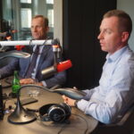 28.04.2023. Radio Kielce. Sportowa Debata Radia Kielce. Na zdjęciu (od lewej): Zbigniew Piątek – burmistrz Piekoszowa, były kolarz, Łukasz Dudała – prezes Cyclo Korony Kielce / Fot. Sebastian Kalwat - Radio Kielce