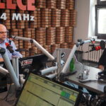 28.04.2023. Radio Kielce. Sportowa Debata Radia Kielce. Na zdjęciu (od lewej): Rafał Szymczyk – Radio Kielce, Kazimierz Stafiej – wiceprezes Cyclo Korony Kielce, były kolarz / Fot. Sebastian Kalwat – Radio Kielce