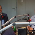 28.04.2023. Radio Kielce. Sportowa Debata Radia Kielce. Na zdjęciu (od lewej): Zbigniew Piątek – burmistrz Piekoszowa, były kolarz, Łukasz Dudała – prezes Cyclo Korony Kielce / Fot. Sebastian Kalwat - Radio Kielce