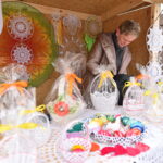 Koronkowe koszyki, parasole i pisanki. Na zdjęciu: Jolanta Laskowska i jej wyroby / Fot. Magdalena Galas-Klusek - Radio Kielce