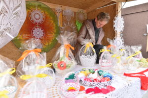 Koronkowe koszyki, parasole i pisanki. Na zdjęciu: Jolanta Laskowska i jej wyroby / Fot. Magdalena Galas-Klusek - Radio Kielce