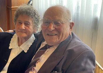 20.04.2023. Dwikozy. Wręczenie medali dla małżeństw za długoletnie pożycie. Na zdjęciu: Zygmunt i Bogusława Maziarzowie / Fot. Grażyna Szlęzak - Radio Kielce