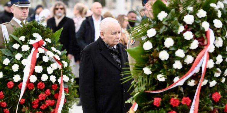 Przedstawiciele władz złożyli wieńce przed pomnikami Lecha Kaczyńskiego oraz Ofiar Tragedii Smoleńskiej