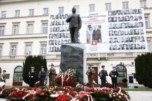 Jesteśmy im winni pamięć i cześć. Świętokrzyscy parlamentarzyści na obchodach 13. rocznicy tragedii smoleńskiej