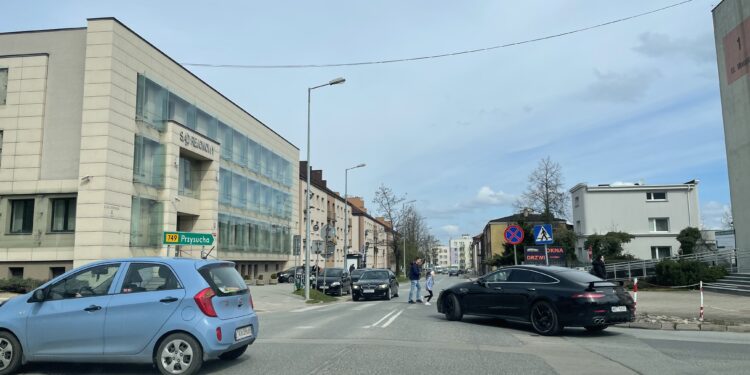 11.04.2023. Końskie. Skrzyżowanie ulic Piłsudskiego, księdza Granata, Iwo Odrowąża, Mieszka I i Zamkowej / Fot. Magdalena Galas-Klusek - Radio Kielce