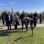 13.04.2023. Końskie. Złożenie kwiatów przy dębach pamięci na alei Katyńskiej, aby oddać hołd pomordowanym 83 lata temu / Fot. Magdalena Galas-Klusek – Radio Kielce