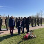 13.04.2023. Końskie. Złożenie kwiatów przy dębach pamięci na alei Katyńskiej, aby oddać hołd pomordowanym 83 lata temu / Fot. Magdalena Galas-Klusek – Radio Kielce