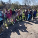 21.04.2023. Końskie. Sprzątanie Starej Kuźnicy / Fot. Magdalena Galas-Klusek - Radio Kielce