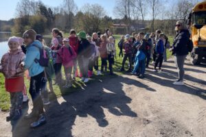 21.04.2023. Końskie. Sprzątanie Starej Kuźnicy / Fot. Magdalena Galas-Klusek - Radio Kielce