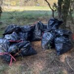 21.04.2023. Końskie. Sprzątanie Starej Kuźnicy / Fot. Magdalena Galas-Klusek - Radio Kielce