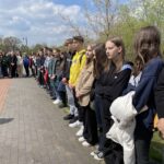28.04.2023. Końskie. Uczniowie i nauczyciele z placówek oświatowych w gminie Końskie uczcili pamięć ofiar zbrodni katyńskiej / Fot. Magdalena Galas-Klusek – Radio Kielce