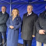 19.04.2023. Trzcianka. Rozpoczęcie budowy magistrali wodociągowej. Na zdjęciu (od lewej): poseł Marek Kwitek, Jacek Nowak - burmistrz Połańca, Anna Krupka - wiceminister sportu i turystyki, Józef Żółciak - starosta staszowski, Leszek Guzal - wicestarosta staszowski / Fot. Grażyna Szlęzak - Radio Kielce