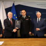 20.04.2023. Kielce. Urząd marszałkowski. Na zdjęciu (od lewej): Marek Strzała - radny sejmiku województwa, Andrzej Bętkowski - marszałek województwa świętokrzyskiego, nadbryg. Krzysztof Ciosek - Świętokrzyski Komendant Wojewódzki Państwowej Straży Pożarnej w Kielcach, Marek Jońca - członek zarządu powiatu, Andrzej Pruś - przewodniczący sejmiku / Fot. Urząd Marszałkowski Województwa Świętokrzyskiego